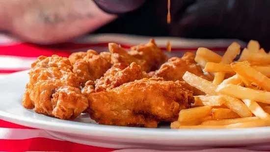 Alitas de Pollo con Papitas / Chicken Wings with Fries