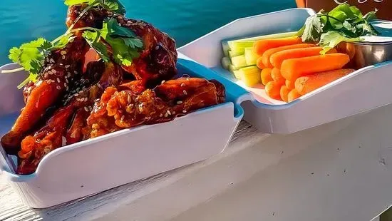 Crispy Chicken Wings w. Celery & Carrots (8)