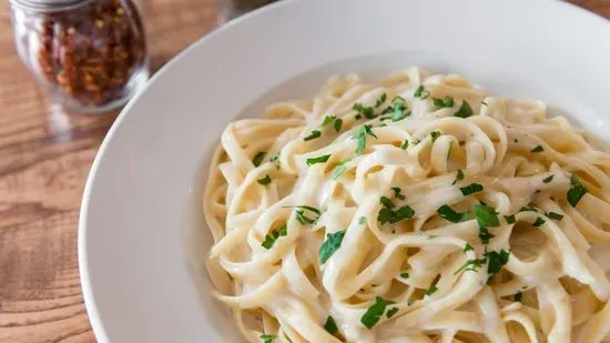 Fettuccine Alfredo - Entree (989 cal)