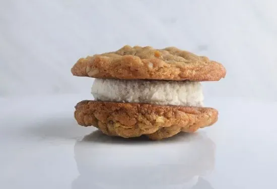 Oatmeal vanilla bean sammie