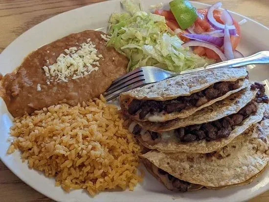 Quesadillas con Carne Comida (3) / Quesadillas with Meat Dinner (3)