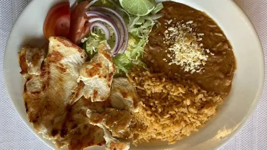 Pollo a la Plancha, Platillo o Ensalada / Grilled Chicken, Served as a Dish or Salad