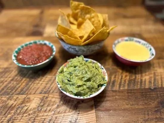 TRES AMIGOS CHIPS (SALSA+QUESO+GUAC)