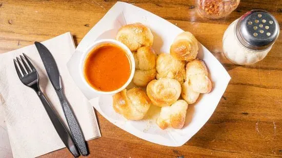 GARLIC KNOTS