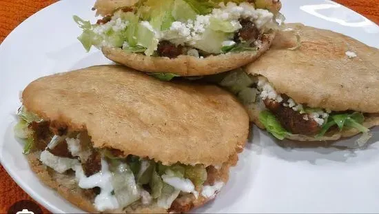 Gordita Carne Deshebrada / Shredded Beef