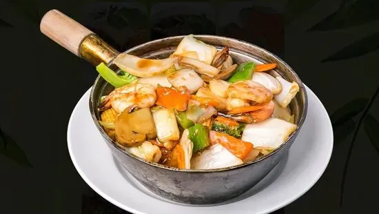 112. Com Tay Cam Hai San (Rice Claypot with Seafood and Vegetable)