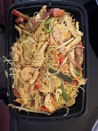 3. Singapore Rice Noodles (Veg, Chicken, Shrimp and Pork)