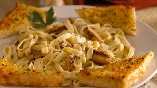 FETTUCCINI ALFREDO & GARLIC TOAST