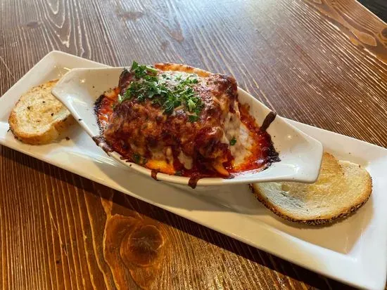 Lasagna (Served w/ side salad & garlic bread)      