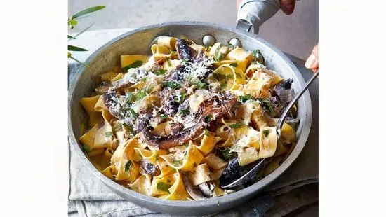 PAPPARDELLE CHICHEN MIX MUSHROOMS IN A LIGHT TRUFFLE CREAM SAUCE