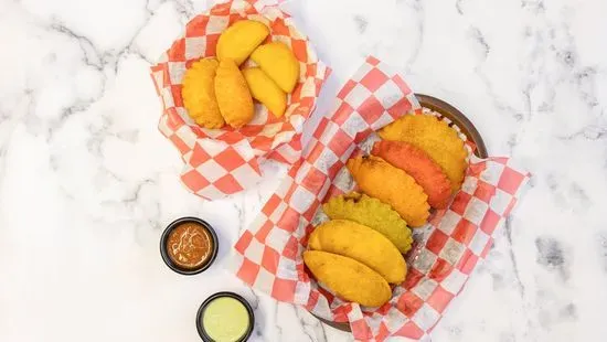 Combo de Mini Empanadas (4) Carne & Pollo / Little Colombian Empanadas (4) Chicken & Beef