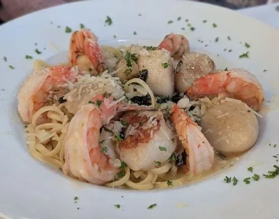 Shrimp and Scallops in Garlic Creamy Sauce