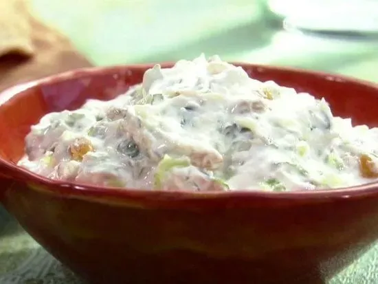 Tamatar, kheera, aur pyaaz ka Raita
