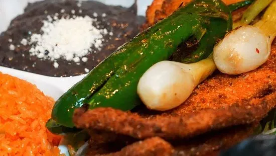 116. Platillo De Milanesa Asada o Pollo / 116. Breaded Steak or Chicken Platter