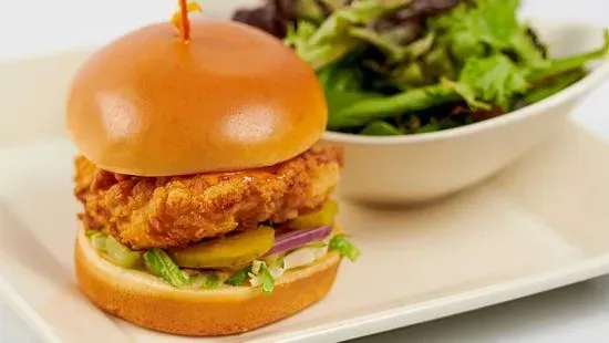 Skinnylicious® Crispy Chicken Sandwich with Spicy Sriracha Mayo