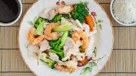 Steamed Chicken & Shrimps with Mixed Veg