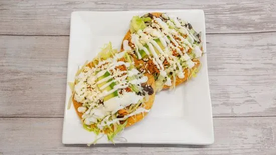 Tostadas de Tinga (2 Pcs.)