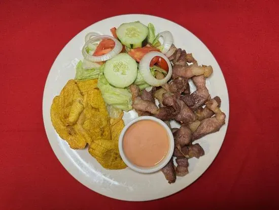 Carne Frita con Ensalada y Tostones