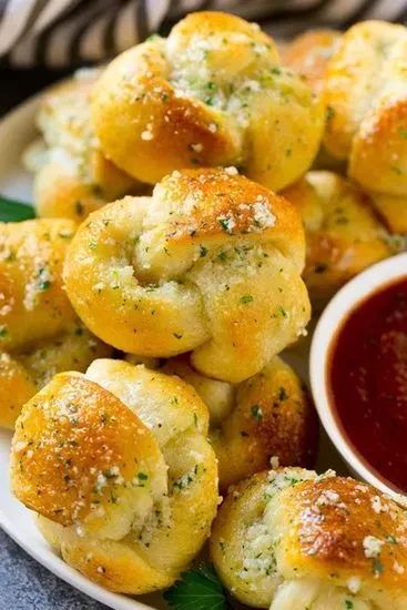 GARLIC KNOTS (6 PC)