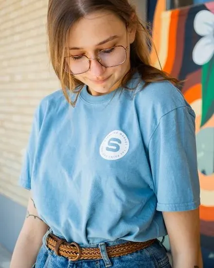 Badge T-shirt (Light Blue)