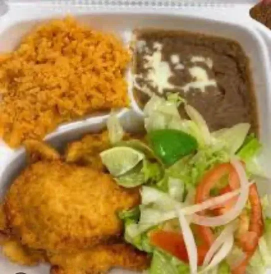 Milanesa de pollo (breaded chicken)