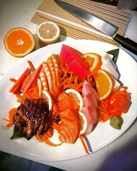 Sashimi Deluxe (24) (Lunch)