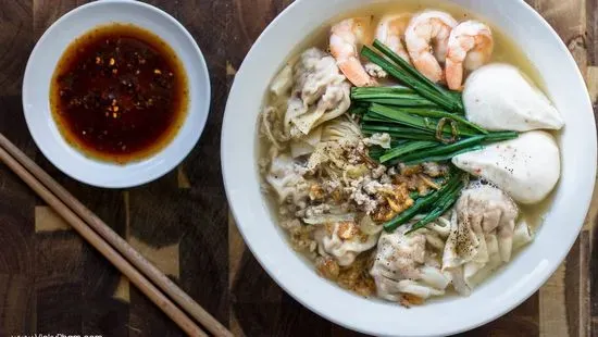 16. Wonton and Saimin in Chicken Broth (Hoành Thánh Mì)