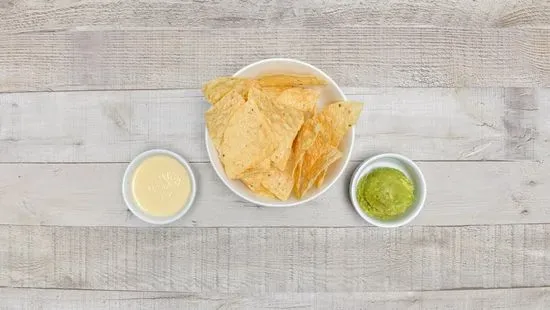 Chips con Queso o Guacamole / Chips with Cheese or Guacamole