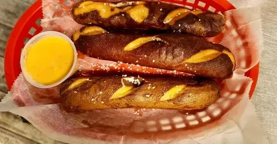 Pretzel Sticks with Beer Cheese (3) / Palitos de Pretzel con Queso de Cerveza (3)