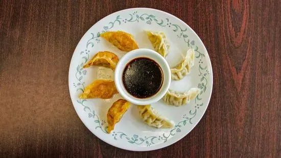 1. 鍋貼水餃 / Steamed or Fried Dumpling (8)