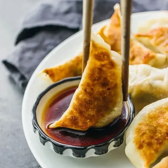 6. Fried Dumplings (10 Pieces) 锅贴