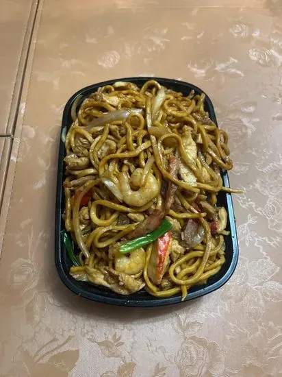 32. House Special Lo Mein