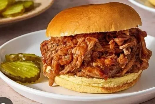 PULLED PIGGY SANDWICH