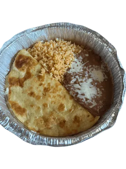 Infantil #4. Quesadilla Servida con Arroz y Frijoles / Kids #4. Quesadilla Served with Rice and Beans