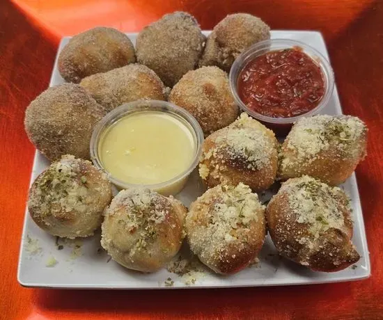 1/2 Cinnamon and 1/2 Garlic knots