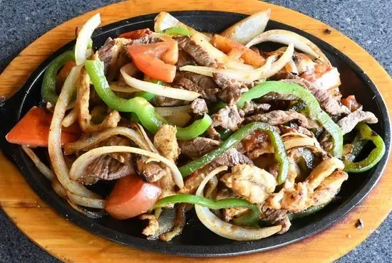 Fajitas Clásicas de Pollo y Bistec / Classic Chicken and Steak Fajitas