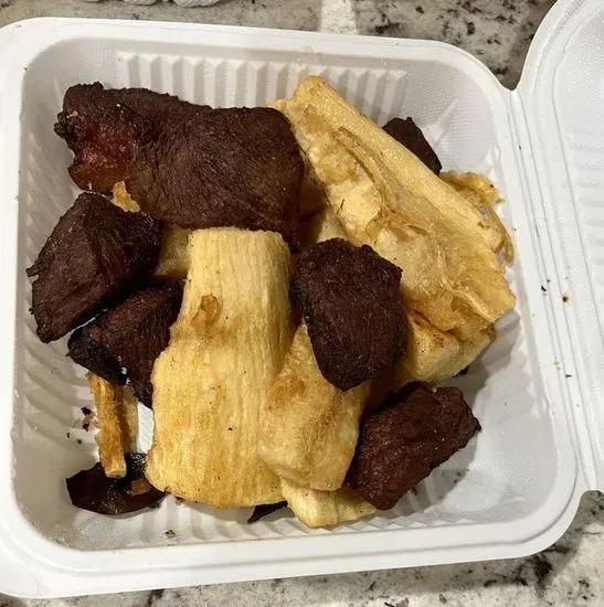 Yuca Frita Con Chicharrón Ó Pollo