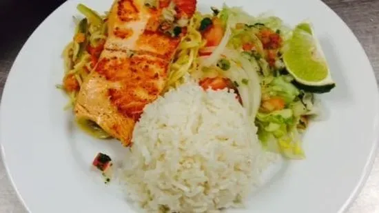 Salmón a la Plancha con Arroz y Ensalada / Grilled Salmon with Rice & Salad