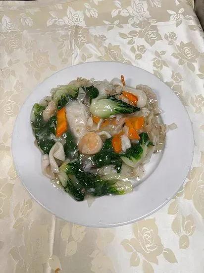 Seafood Chow. Fun w/ Vegetable in Gravy /海鮮炒河粉(濕)