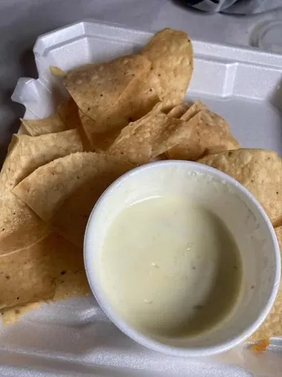 Chips con queso dip/Chips with Cheese Dip