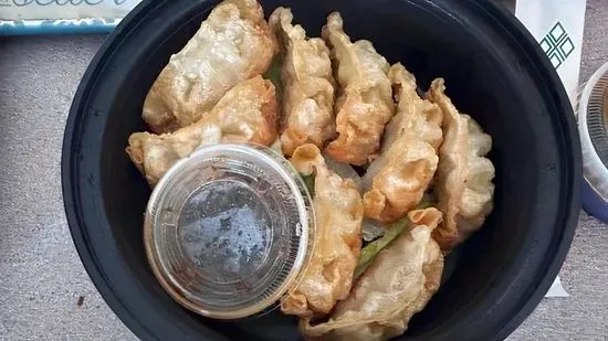 Fried pork and chicken gyoza (8 pcs)