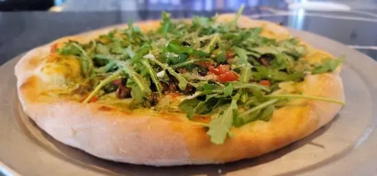 Arugula prosciutto pizza