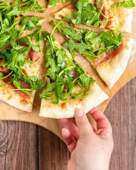 Arugula prosciutto pizza