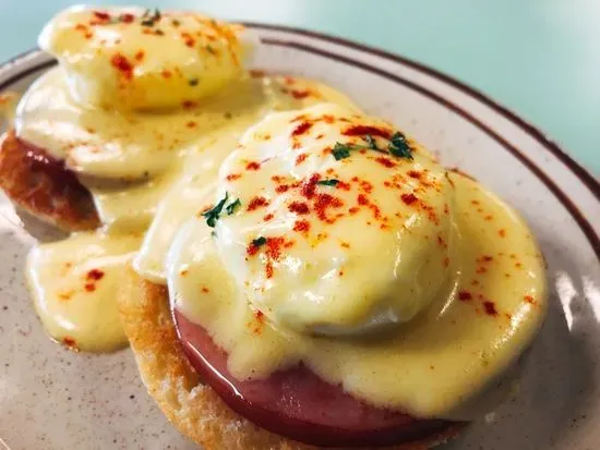 Eggs Benedict With Fruit