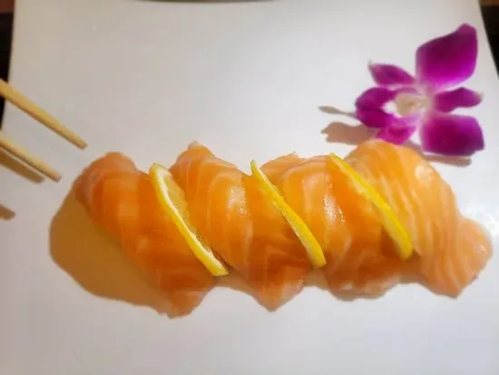 Salmon nigiri