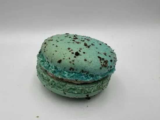 Cookies and Cream Macaron