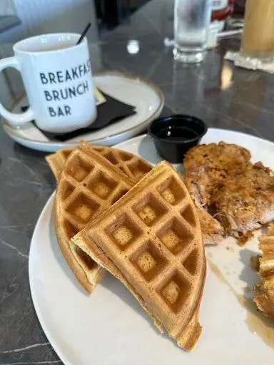CHICKEN & WAFFLES