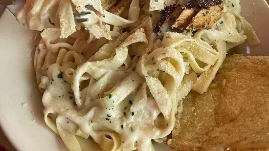 Family Fettuccini Alfredo w/Garlic Bread