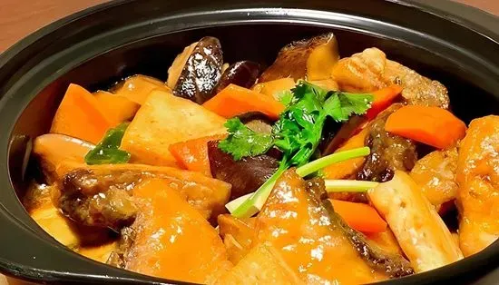 Braise Tofu with Fish Claypot 紅燒豆腐班腩煲 