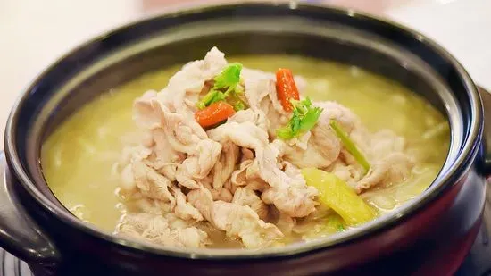 Sliced Beef w/ Pickled Vegetable Broth 酸湯肥牛